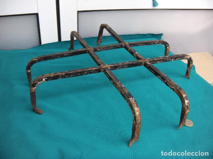 Antig&uuml;edades: ANTIGUA REJA MIRILLA CON REMACHES - Foto 1