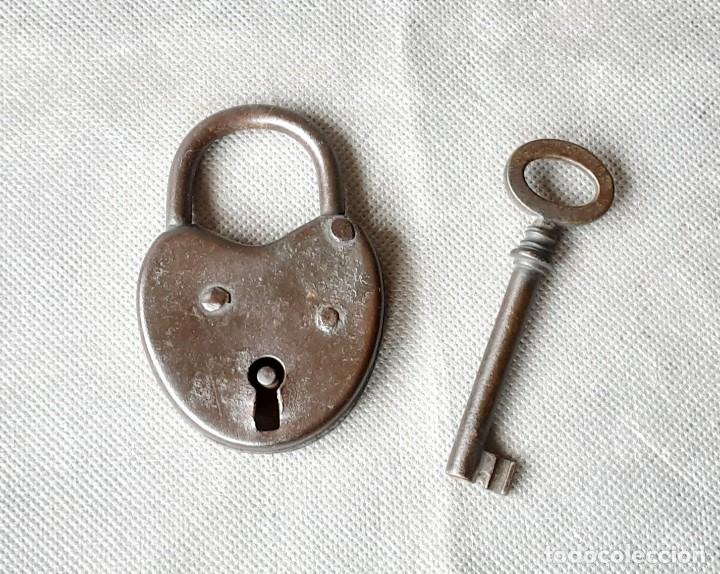 Antig&uuml;edades: CANDADO DE FORJA CON FORMA DE CORAZON S XIX - Foto 1