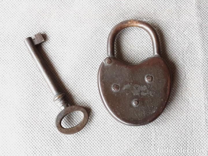 Antig&uuml;edades: CANDADO DE FORJA CON FORMA DE CORAZON S XIX - Foto 2