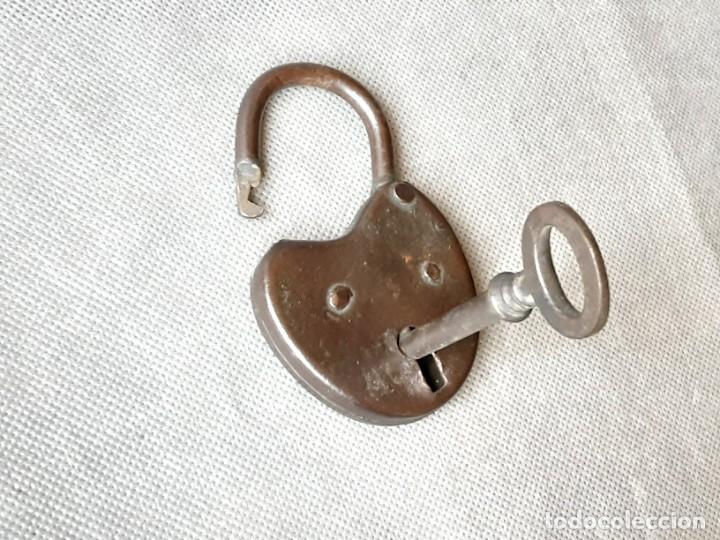 Antig&uuml;edades: CANDADO DE FORJA CON FORMA DE CORAZON S XIX - Foto 3