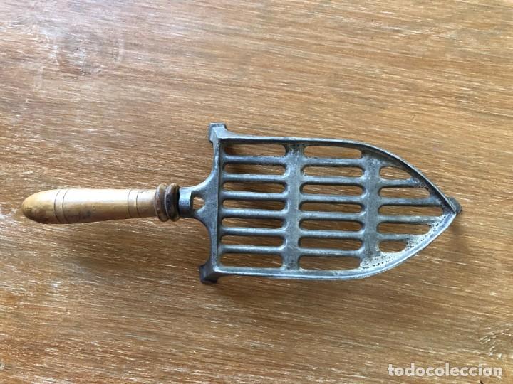 Antig&uuml;edades: soporte plancha ropa - Foto 1