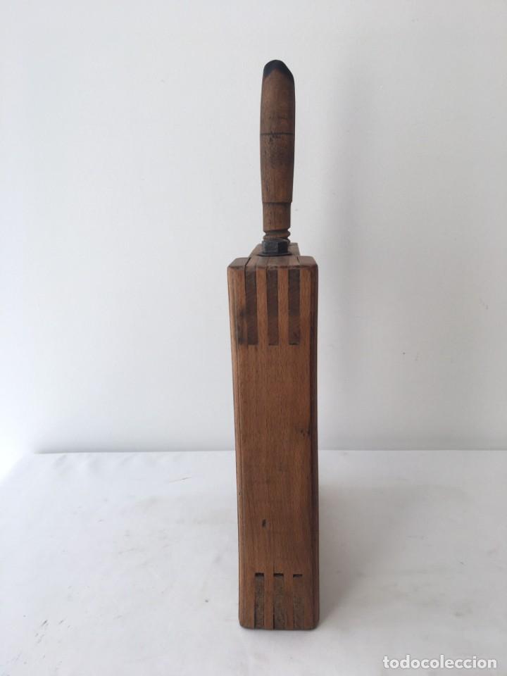Antig&uuml;edades: Gato de carpintero de madera y hierro, comienzos siglo XX - Foto 4