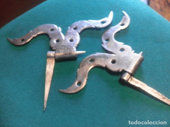 Antig&uuml;edades: PAREJA DE BISAGRAS BIGOTERAS CON PERNIOS - Foto 1