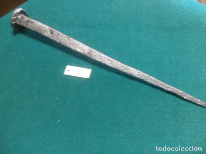 Antig&uuml;edades: ANTIGUO CLAVO DE FORJA - Foto 1