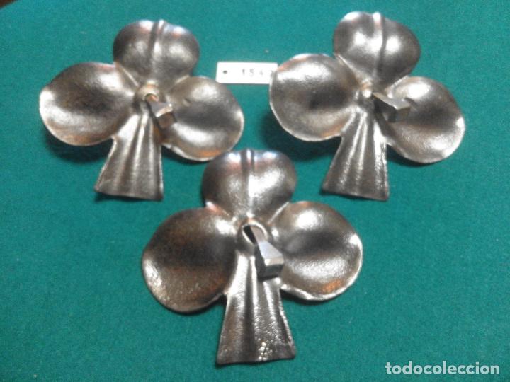 Antig&uuml;edades: 3 FLORES DE FORJA PARA PORTONES - Foto 1