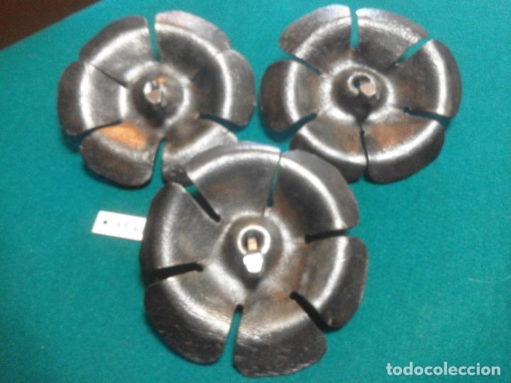 Antig&uuml;edades: 3 FLORES DE FORJA PARA PORTONES - Foto 1