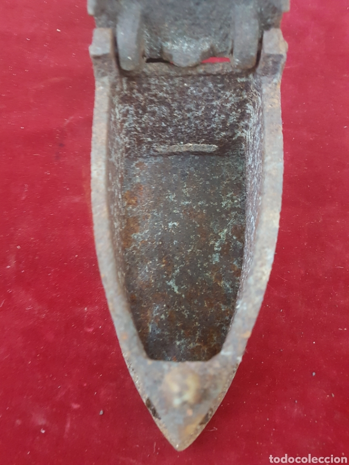 Antig&uuml;edades: Antigua plancha de carbon y soporte - Foto 2