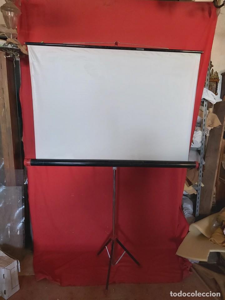 Antig&uuml;edades: Pantalla para proyector, en perfecto estado. - Foto 2