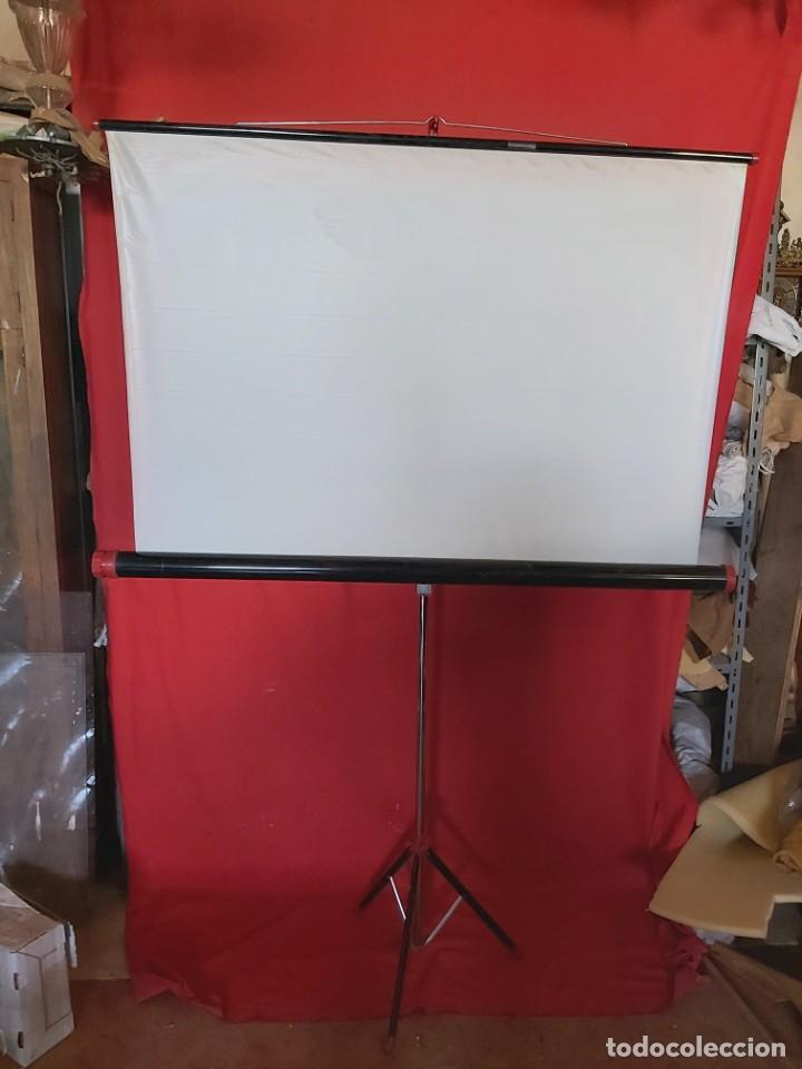 Antig&uuml;edades: Pantalla para proyector, en perfecto estado. - Foto 3