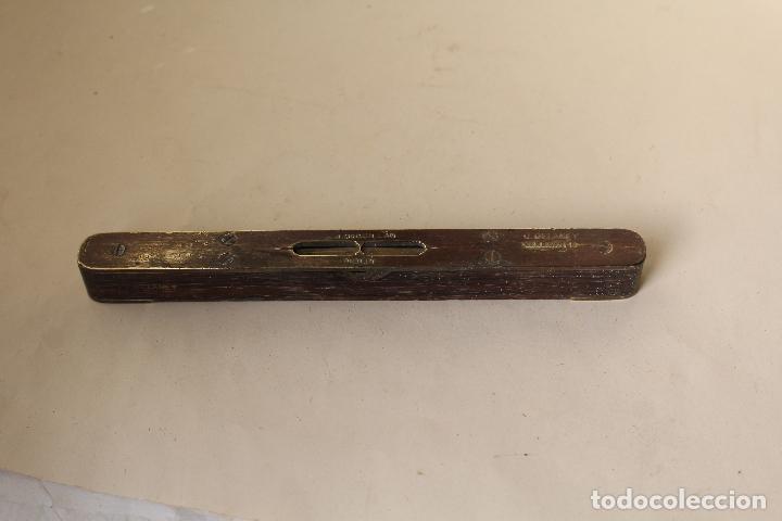 Antig&uuml;edades: antiguo nivel de dublin en madera y lat&oacute;n - Foto 1