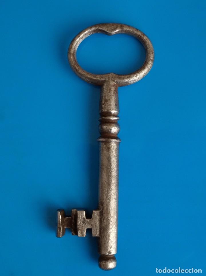 Antig&uuml;edades: Preciosa y antigua llave de forja - Foto 1