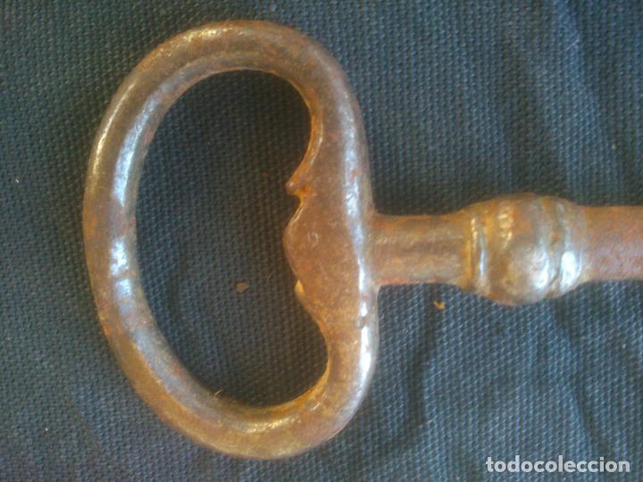 Antig&uuml;edades: ANTIGUA LLAVE HIERRO FORJADO DE ANILLO. - Foto 2