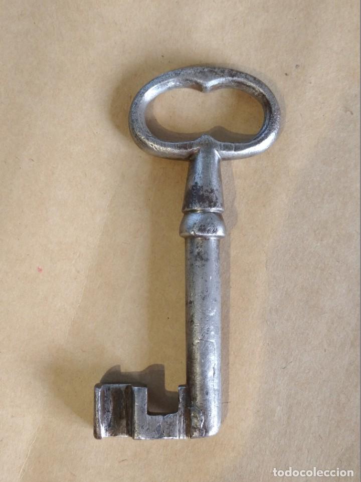 Antig&uuml;edades: LLave maciza de hierro, mide 13,6 cms. de largo - Foto 1