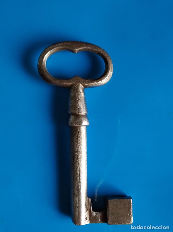 Antig&uuml;edades: LLave maciza de hierro, mide 13,6 cms. de largo - Foto 2