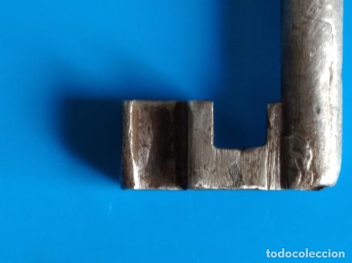 Antig&uuml;edades: LLave maciza de hierro, mide 13,6 cms. de largo - Foto 3