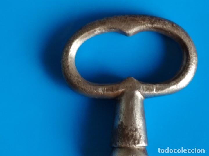 Antig&uuml;edades: LLave maciza de hierro, mide 13,6 cms. de largo - Foto 4