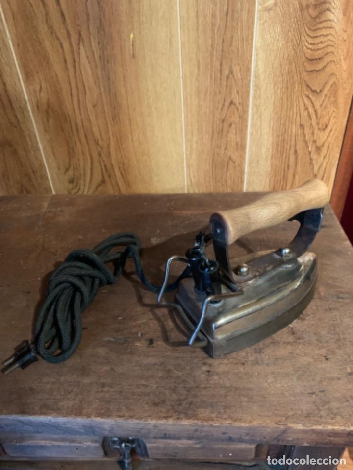 Antig&uuml;edades: PLANCHA EL&Eacute;CTRICA CON CABLE ANTIGUA - Foto 1