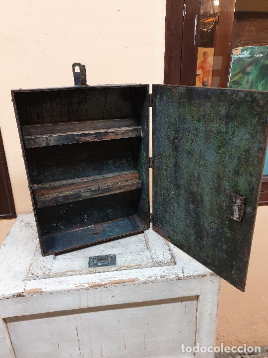 Antig&uuml;edades: ARMARIO DE HIERRO PARA TALLER - Foto 3