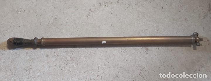 Antig&uuml;edades: Fumigadora de lat&oacute;n, mide 63 cm - Foto 1