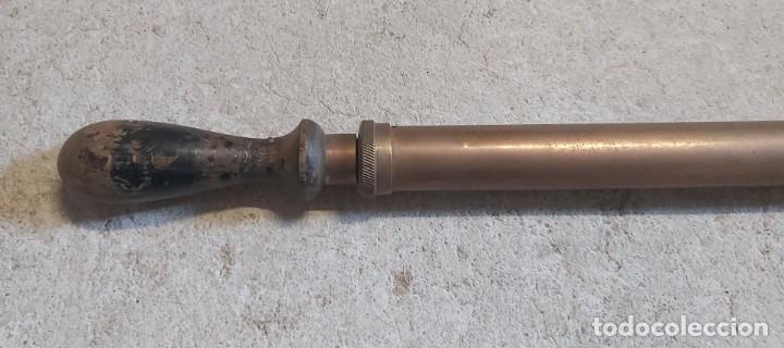 Antig&uuml;edades: Fumigadora de lat&oacute;n, mide 63 cm - Foto 2