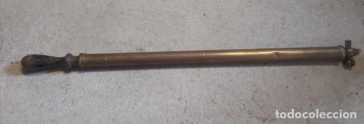 Antig&uuml;edades: Fumigadora de lat&oacute;n, mide 63 cm - Foto 5