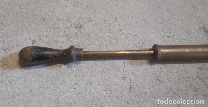 Antig&uuml;edades: Fumigadora de lat&oacute;n, mide 63 cm - Foto 7