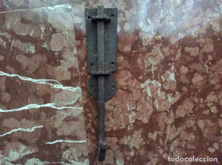 Antig&uuml;edades: Pestillo antiguo 34cmx8cm. - Foto 1