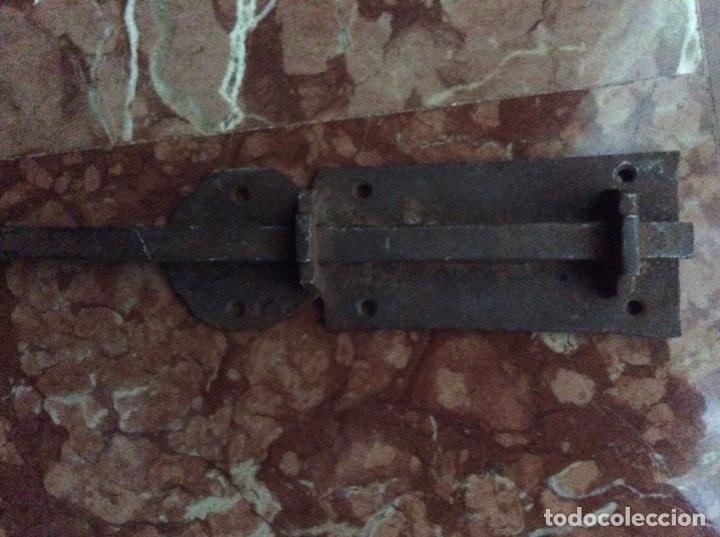 Antig&uuml;edades: Pestillo antiguo 34cmx8cm. - Foto 3