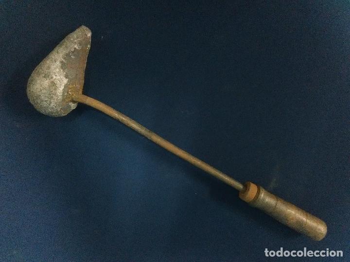 Antig&uuml;edades: CAZO HIERRO CON VERTEDERA FUNDICION - Foto 2