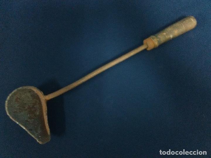 Antig&uuml;edades: CAZO HIERRO CON VERTEDERA FUNDICION - Foto 1