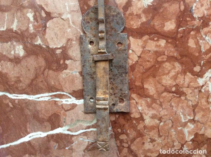Antig&uuml;edades: Pestillo antiguo 32cmx7cm - Foto 2