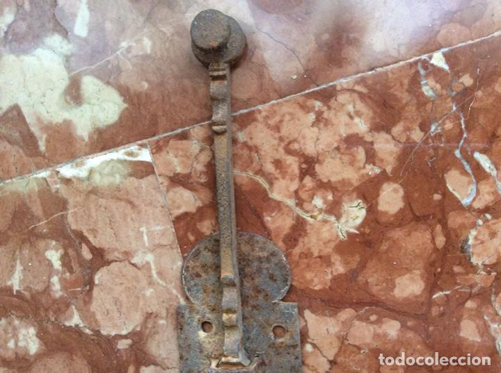 Antig&uuml;edades: Pestillo antiguo 32cmx7cm - Foto 3