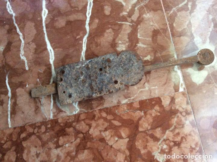 Antig&uuml;edades: Pestillo antiguo 32cmx7cm - Foto 4