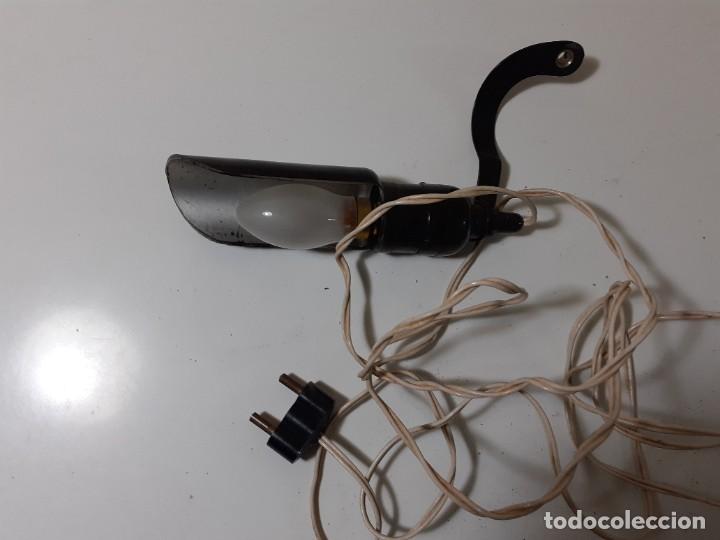 Antig&uuml;edades: Luz auxiliar maquina Singer - Foto 2