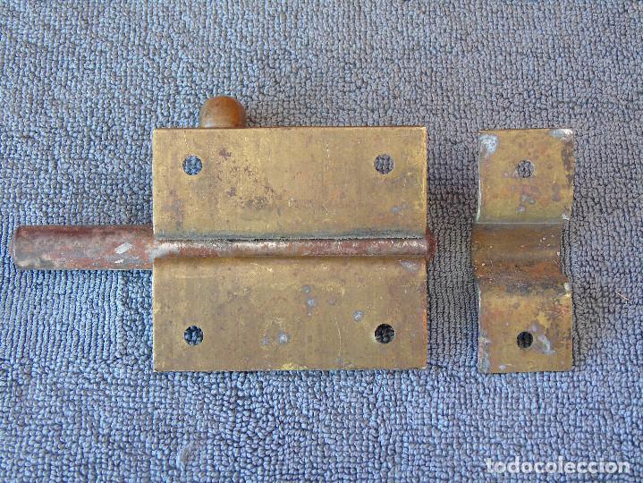 Antig&uuml;edades: ANTIGUO GRAN PESTILLO DE BRONCE, CON EL PASADOR DE HIERRO - Foto 3
