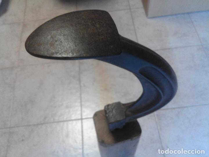 Antig&uuml;edades: YUNQUE DE ZAPATERO EN TARUGO DE MADERA - Foto 2