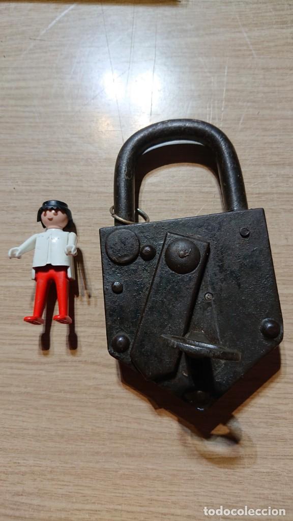 Antig&uuml;edades: CANDADO CON LLAVE FUNCIONANDO 16 x 9 - Foto 2