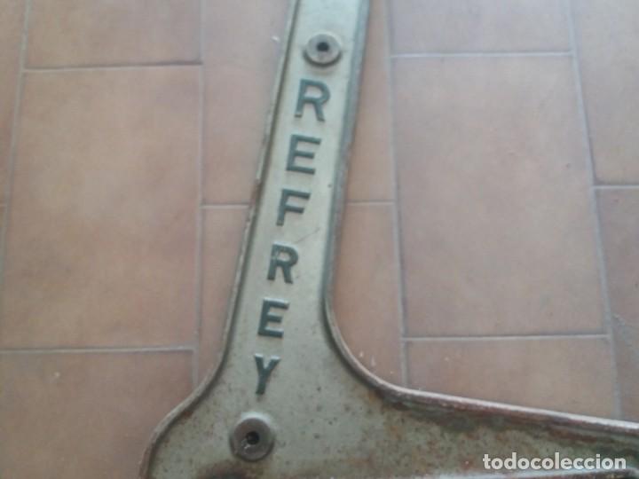 Antigüedades: Antiguo pie de hierro de máquina de coser. Refrey. 70 cm. Pesada. Mediados de siglo XX. Fundición. - Foto 2 - 213060787