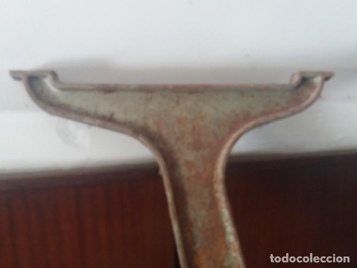 Antigüedades: Antiguo pie de hierro de máquina de coser. Refrey. 70 cm. Pesada. Mediados de siglo XX. Fundición. - Foto 5 - 213060787