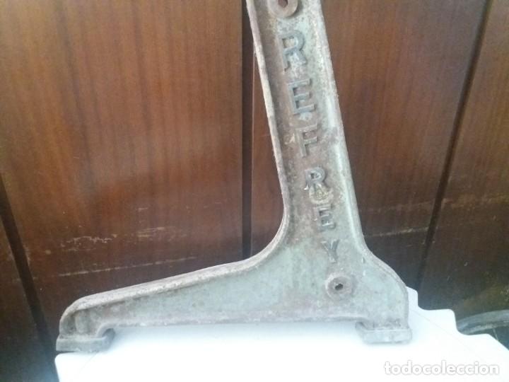 Antigüedades: Antiguo pie de hierro de máquina de coser. Refrey. 70 cm. Pesada. Mediados de siglo XX. Fundición. - Foto 6 - 213060787