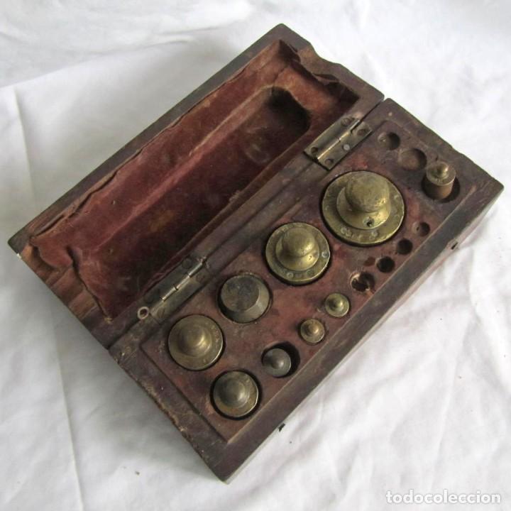 Antig&uuml;edades: Antigua caja de madera con pesas de bronce - Foto 1
