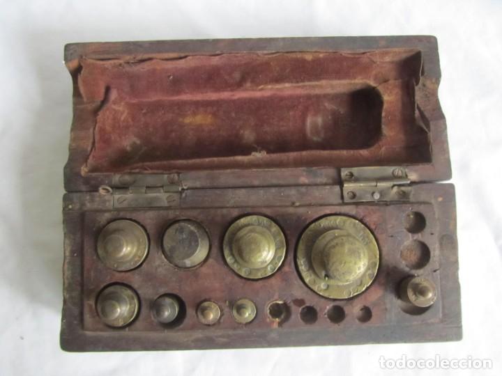Antig&uuml;edades: Antigua caja de madera con pesas de bronce - Foto 2