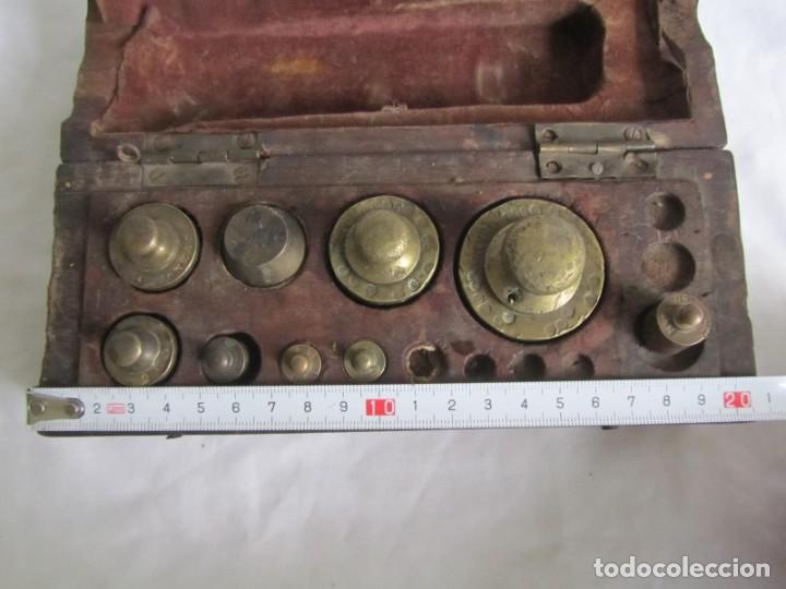 Antig&uuml;edades: Antigua caja de madera con pesas de bronce - Foto 3