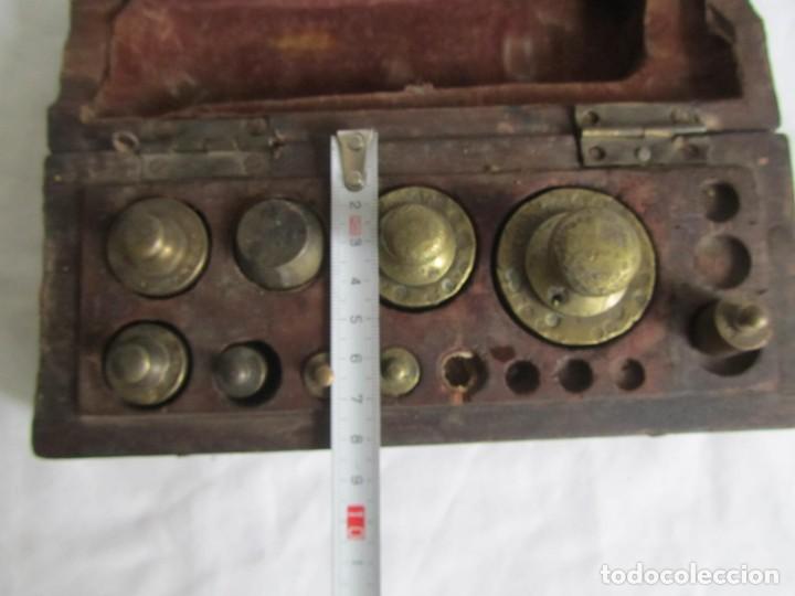 Antig&uuml;edades: Antigua caja de madera con pesas de bronce - Foto 4