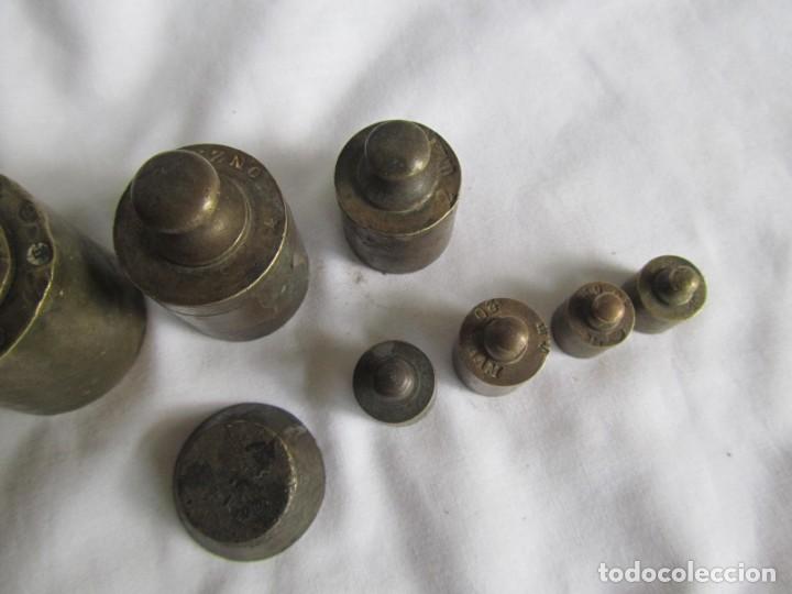 Antig&uuml;edades: Antigua caja de madera con pesas de bronce - Foto 7