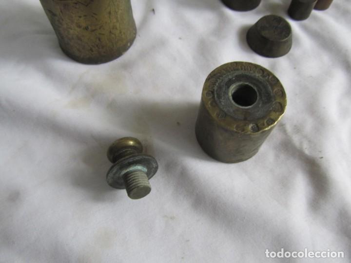 Antig&uuml;edades: Antigua caja de madera con pesas de bronce - Foto 8