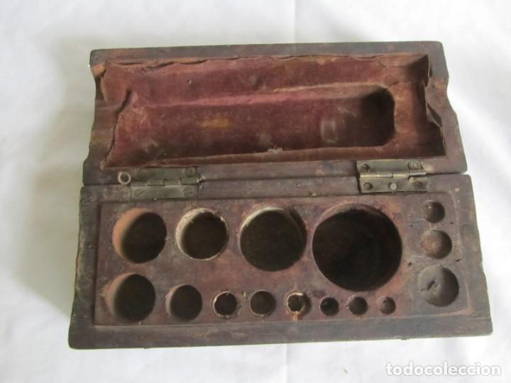 Antig&uuml;edades: Antigua caja de madera con pesas de bronce - Foto 9