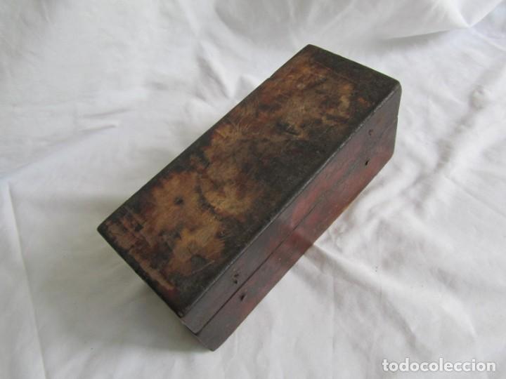 Antig&uuml;edades: Antigua caja de madera con pesas de bronce - Foto 10