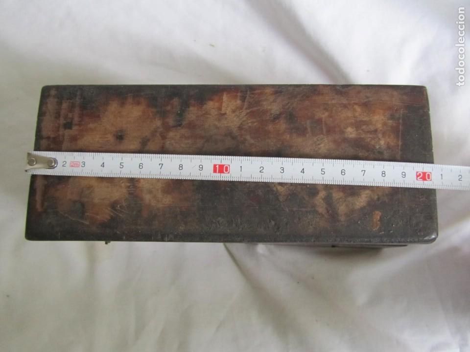 Antig&uuml;edades: Antigua caja de madera con pesas de bronce - Foto 12