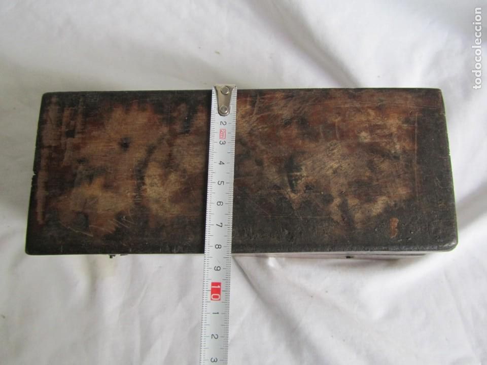 Antig&uuml;edades: Antigua caja de madera con pesas de bronce - Foto 13